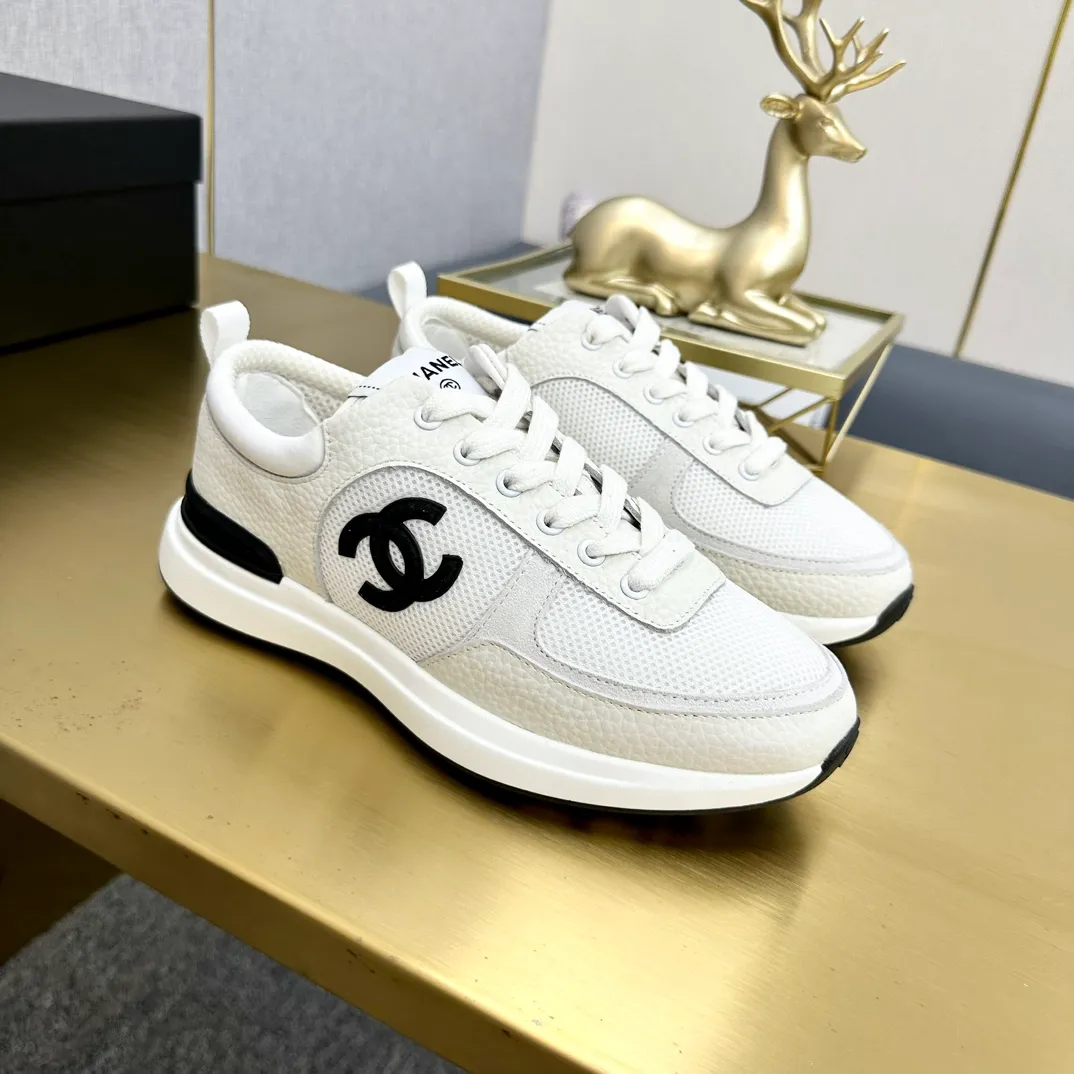 P520👟👟 Chanel - 2024 counter top casual sports shoes This classic design; the upper is electro-embroidered with a variety of techniques; the outsole is fashionable and sporty; unusually incorporating a variety of color elements... The diversified mix and match is very good-looking and versatile, suitable for leisure, fashion, sports and outdoor... ꫛꫀꪝ Go➫ Material: ❶Upper made of: original imported mercerized velvet + double-layer breathable mesh ❷The inner lining is made of: original imported breathable mesh ❸Outsole is based on: original TPU combination outsole. Full set of boutique packaging for women 35-41 and men 38-46